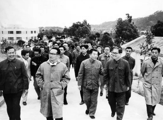 1980年,吴南生(前排左三)、吴健民(前排右二)陪同谷牧(前排左二)、考察珠海。图片来自网络