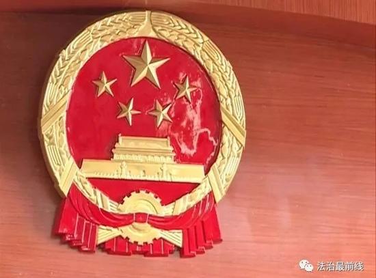 韦某峰,原来宾市卫计委的一名主任科员。