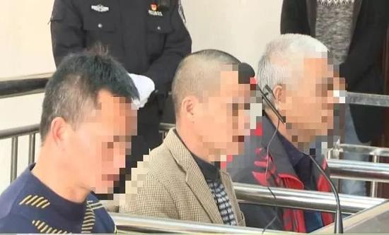 2017年12月28日,法院对这起备受社会关注的案件作出一审判决,以抢劫罪判处: