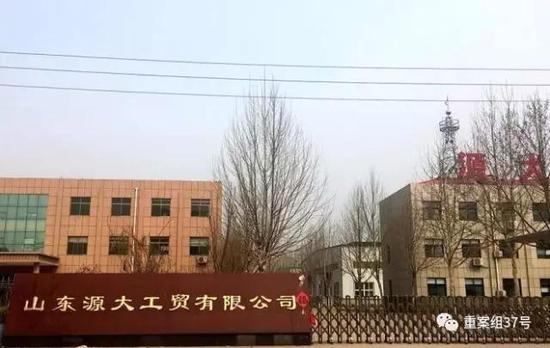 ▲山东源大工贸有限公司办公楼(右),于欢及母亲曾在此被吴学占团伙控制、侮辱。王瑞峰 摄