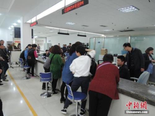 资料图:民众在办理保险业务。韩章云 摄