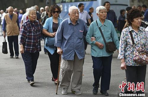 图为南京一所高校的退休教师们参加活动的资料照片。 <a target=
