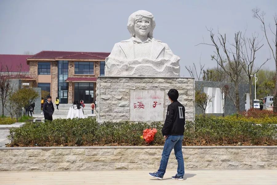 他念起海子的