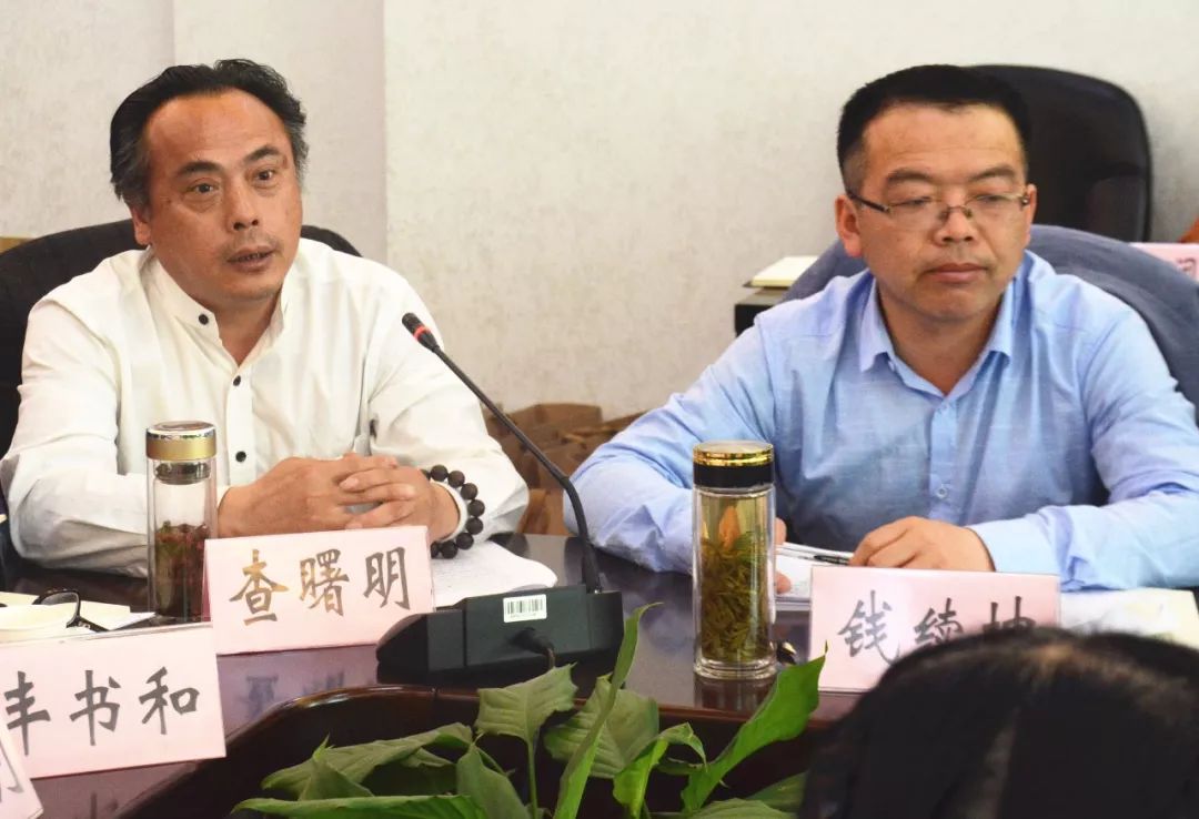 这位曾经与海子睡一个床铺的亲兄弟,