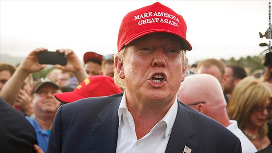 特朗普在2016年竞选时头上所戴着的,标志性的“Make America Great Again”的红色鸭舌帽(图片来源:美国有线电视新闻网)