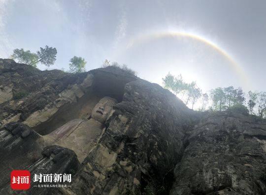 大佛头顶现“佛光” 游客争相拍照直呼“神奇”