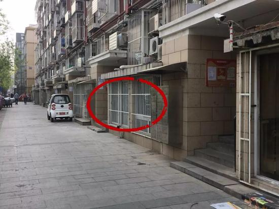 (类似房型的地下室房内外对比)