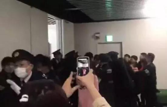 更别说小孩当众撒尿,镌刻“到此一游”这种行为了。