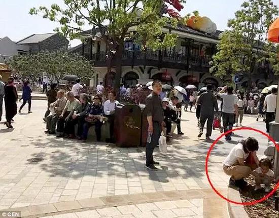 很多网友都说,中国游客真丢人