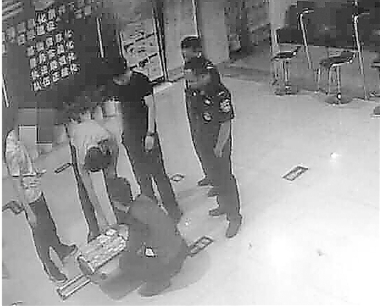 男主(打码)在派出所确认遗失物品。据监控