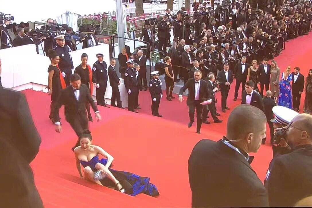 中国毯星戛纳红毯摔倒被直播,引外国影人驻足笑看