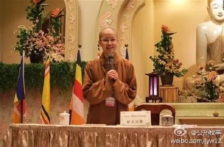 她语音正宗,翻译精准易懂,佛学典故信手拈来,而且全程不记笔记,让人拜服。