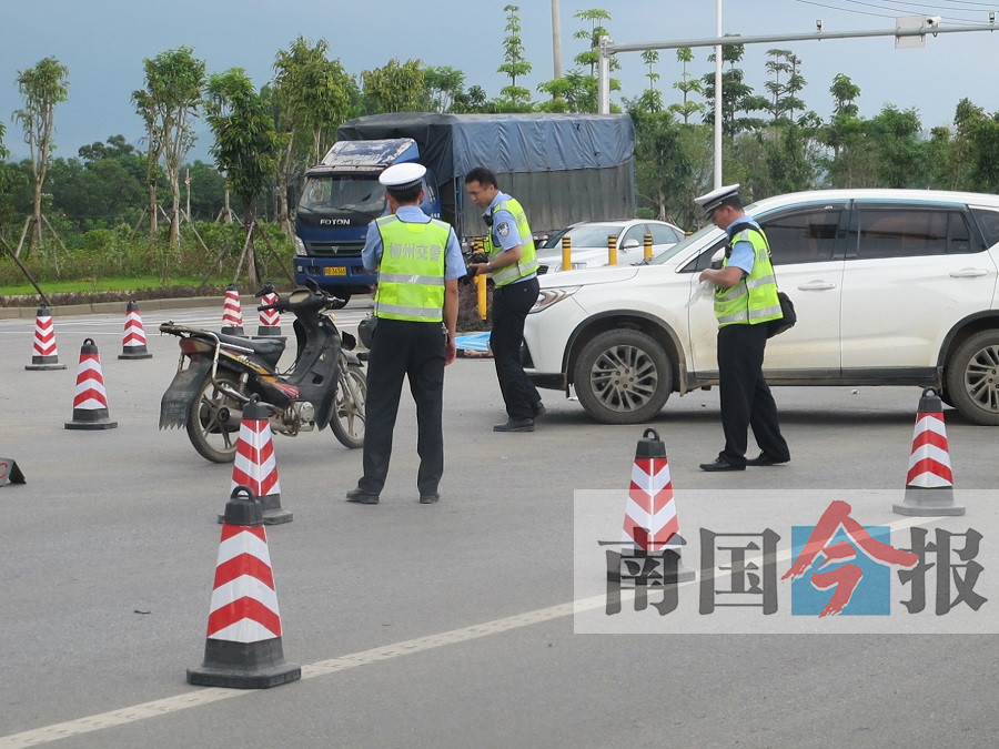 摩托车疑似避让小车失控倒地 车手摔出十米远殒命