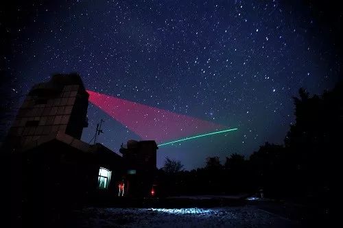▲资料图片:在河北兴隆观测站,“墨子号”量子科学实验卫星过境,科研人员在做实验。 (新华社)