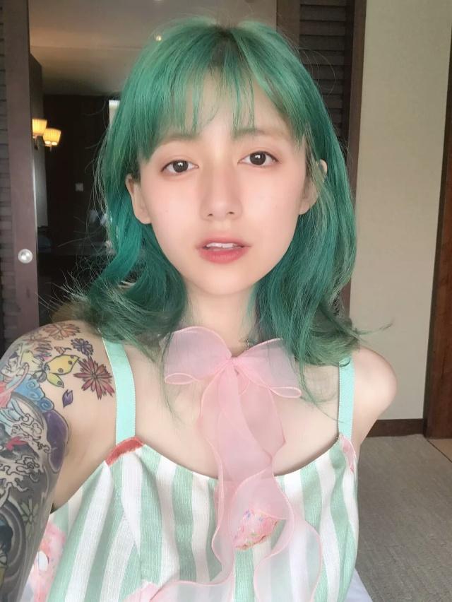 一张嘴值5000万,炮轰关晓彤揭潜规则,又丑又懒却有个白富美女友