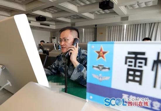 雷达情报值班员关健克紧盯屏幕,时刻保持高度警惕监视空中各类飞行器飞行情况。