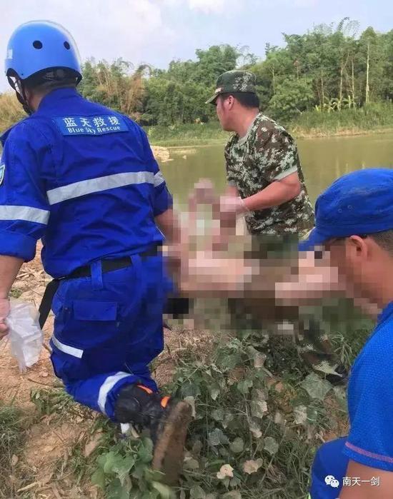 溺亡的孩子被打捞上岸