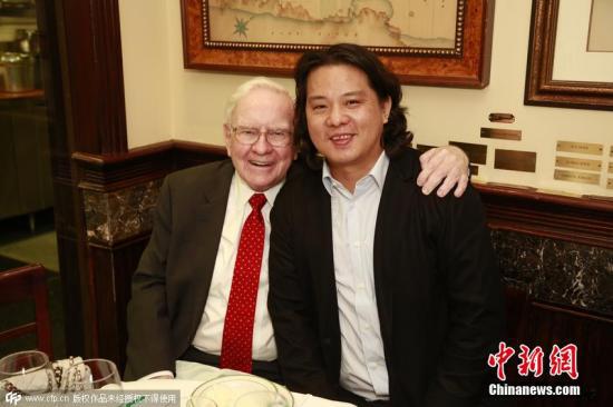 美国东部时间2015年9月8日,巴菲特与朱晔共进午餐。图片来源:中国新闻网