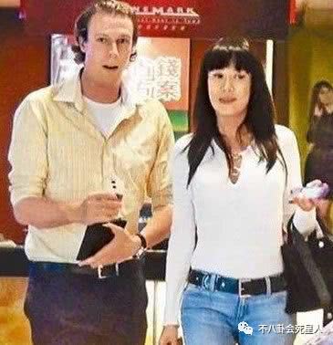 夜店一姐的她男友欠债千万,当面说小s丑,53岁与26岁男友同居
