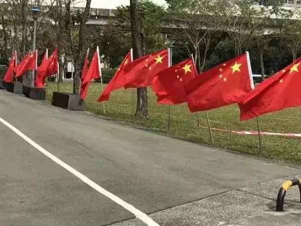 ▲五星红旗在民进党党部外飘扬。