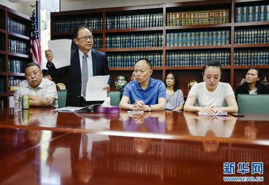 ▲6月8日,江玥父亲和表姐与媒体见面会,左二为邓洪律师 。图据新华网