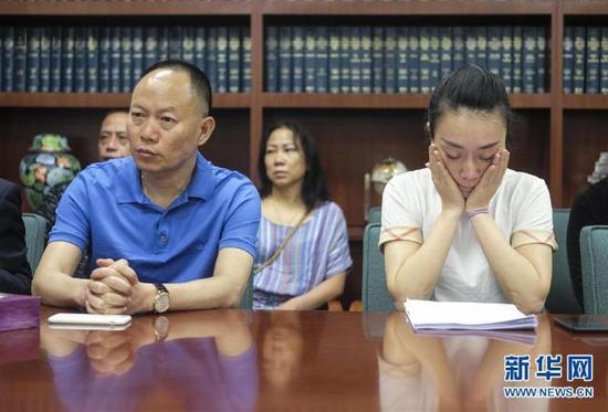 ▲6月8日,美国洛杉矶,江玥父亲和表姐与媒体见面。图据新华网