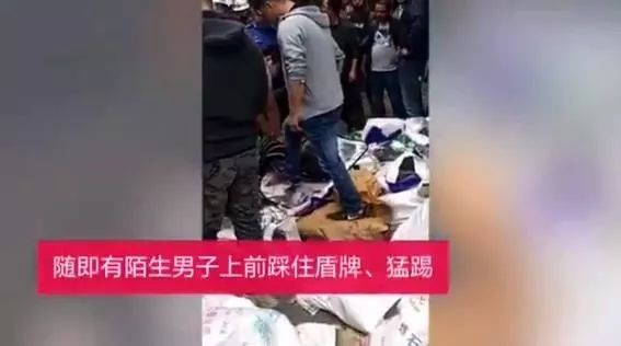 ▲灰衣男子脚踹倒地男子头部
