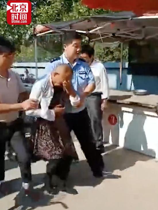 光头大爷穿上黑丝袜高跟鞋 溜进女厕干了这件