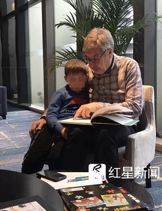 ▲迈克的父亲伊恩和孙子在一起 受访者供图