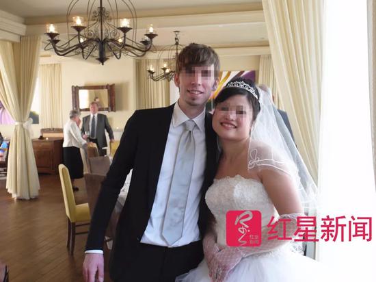 ▲迈克和付薇薇的结婚照 受访者供图