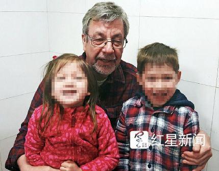 ▲迈克的父亲伊恩和孙子孙女在一起 受访者供图
