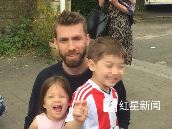 ▲迈克和两个孩子在一起 受访者供图