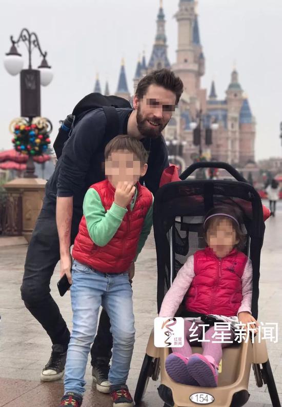 ▲迈克曾带两个孩子去迪士尼乐园游玩 受访者供图