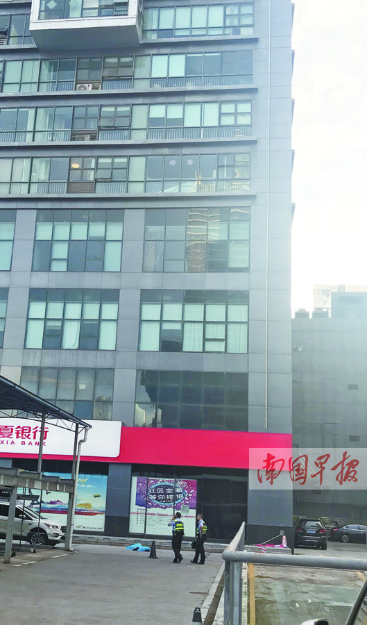 南宁市民族大道一男子莫名从高层写字楼坠亡(图)