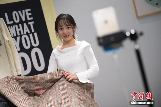 资料图:11日凌晨,一年一度的中国“双十一”购物狂欢节开启。为了让买家对商品的品质有直观体验,电商企业往往会邀约“网红”主播对商品进行直播展示,加大销售力度。中新社记者 韦亮 摄