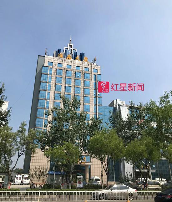 ▲城南医院新址淮鑫大厦外部。2018年1月27日,张毅从左侧9层房间窗户坠落。