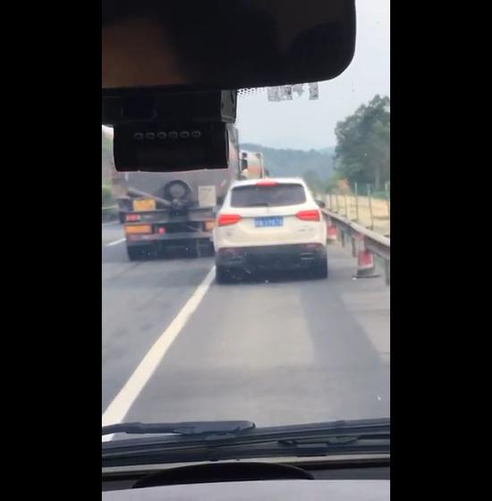 这样的情况僵持了大概半个小时。