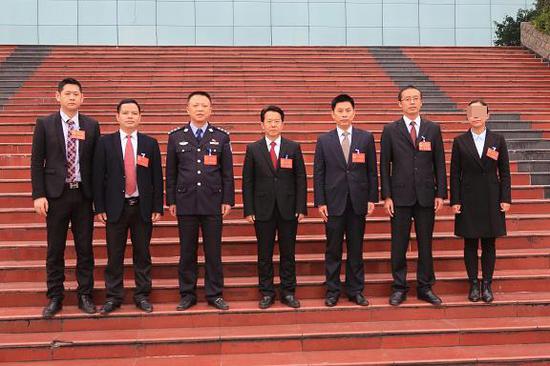 2016年11月,新一届广安区政府班子成员合影,右为黎永兰。图片来源/广安区政府网站