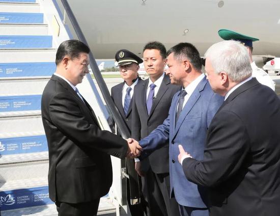 9月11日,国家主席习近平抵达俄罗斯符拉迪沃斯托克,应俄总统普京邀请,出席第四届东方经济论坛。这是习近平步出舱门,俄罗斯高级官员在舷梯旁热情迎接。新华社记者 庞兴雷 摄