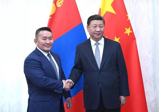 9月12日,国家主席习近平在符拉迪沃斯托克会见蒙古国总统巴特图勒嘎。新华社记者 饶爱民 摄