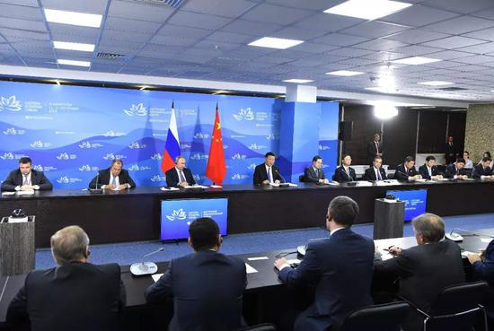 9月11日,国家主席习近平在符拉迪沃斯托克和俄罗斯总统普京共同出席中俄地方领导人对话会。 新华社记者 饶爱民摄