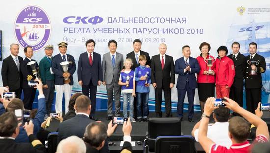 9月12日,第四届东方经济论坛全会在符拉迪沃斯托克举行。中国国家主席习近平、俄罗斯总统普京、蒙古国总统巴特图勒嘎、日本首相安倍晋三、韩国总理李洛渊等出席。这是全会后,与会各国领导人共同出席第三届“远东杯”国际帆船拉力赛第一赛段颁奖仪式。新华社记者 黄敬文 摄