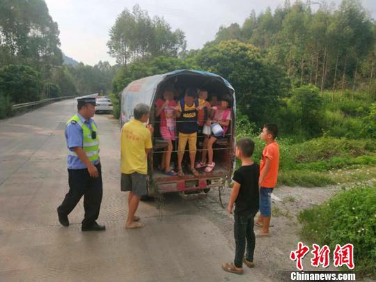 图为交警截停搭乘学生三轮车。 吴倩霞 摄
