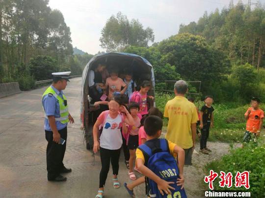 图为交警让学生从三轮车上下来。 陈燕 摄