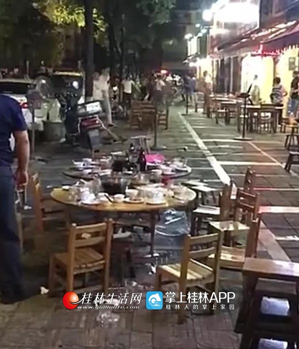 【平安桂林】网传八里街一家饭店门口发生一起打架斗殴事件,场面堪称