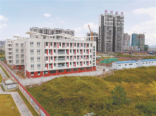 桂林城北小学,目前周边市政道路还未建好. 记者 邓振福摄