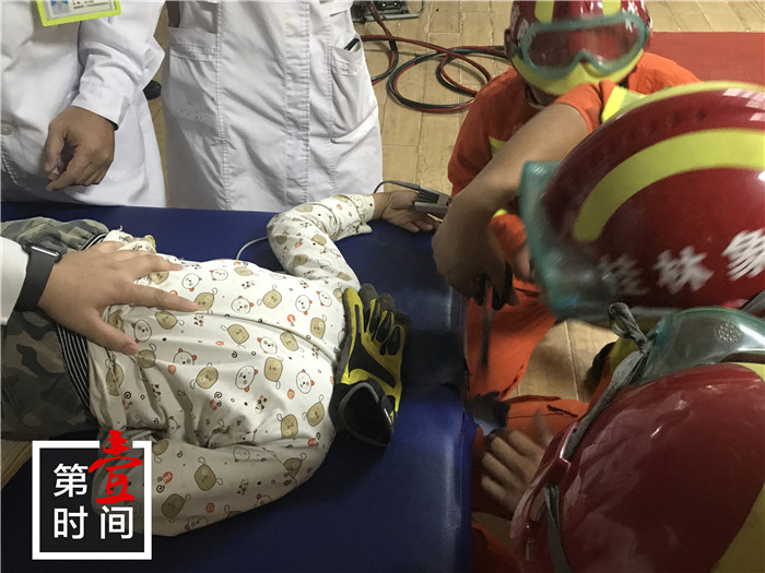 桂林一个七岁小男孩头部被卡进按摩床床洞,出