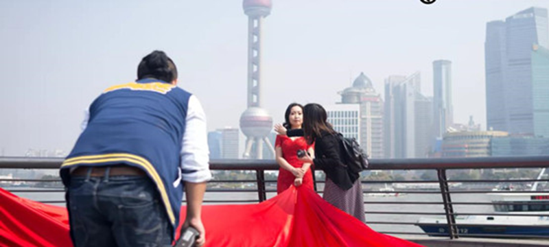 【中国那些事儿】英媒:从黑白证件照到精美婚纱照 小小结婚照折射中国社会大变迁