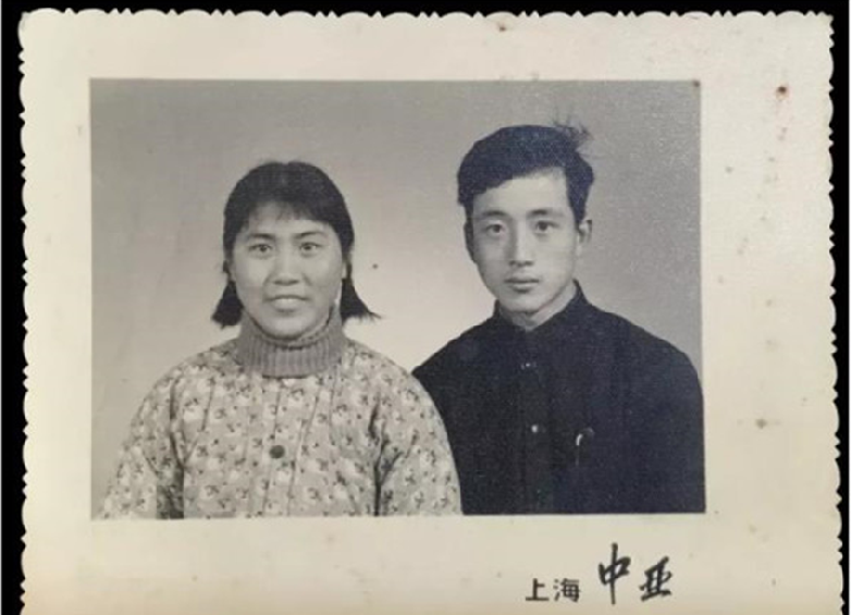 【中国那些事儿】英媒:从黑白证件照到精美婚纱照 小小结婚照折射中国社会大变迁