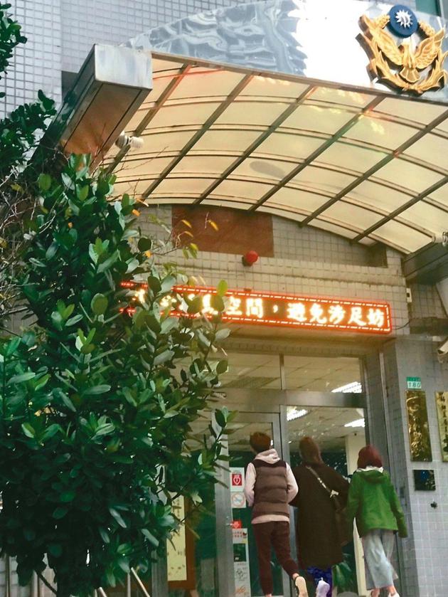 A女(中)在友人陪同下到警局报案、录口供